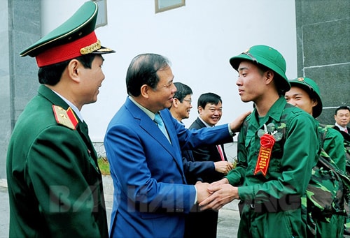 2.450 thanh niên hăng hái lên đường nhập ngũ